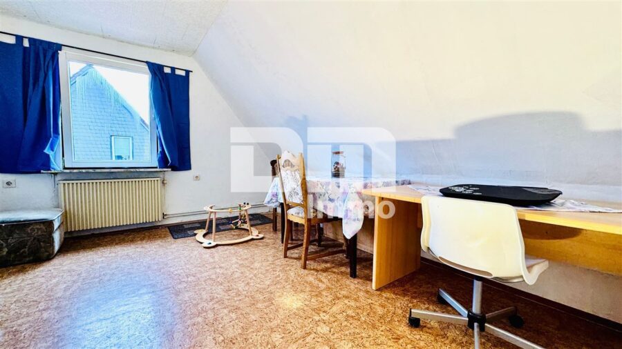 Modernisiertes Zweifamilienhaus BJ mit Gewerbeanteil, Anbau und enormen Platzangebot - WE2 DG Zimmer 3 beheizt